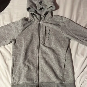 Grå Sail racing hoodie - Sälj den här jätte fina sail racing hoodien eftersom den är för liten för mig. Inga defekter aldrig använd!! 