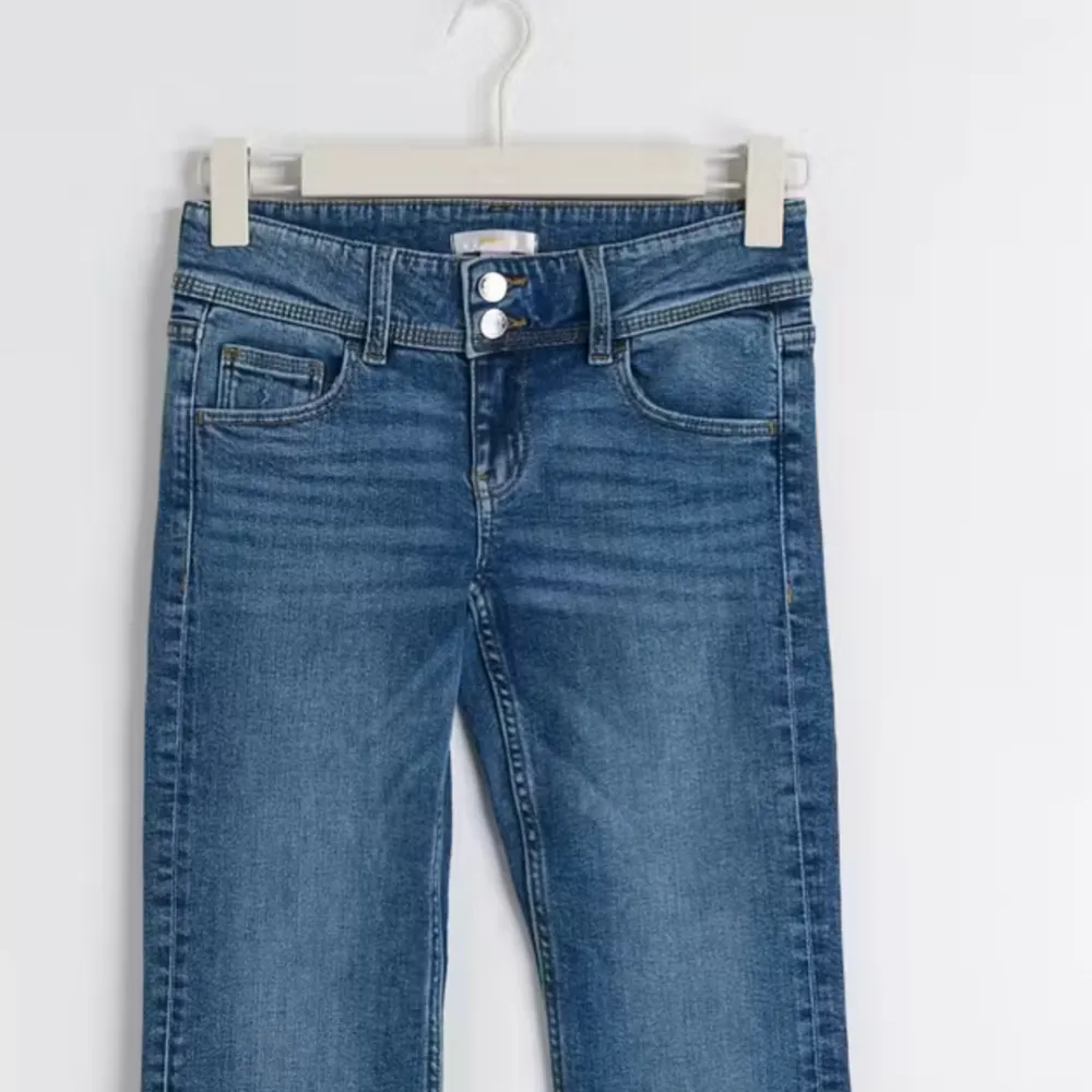 jag säljer dessa blå bootcut jeans ifrån gina young i stolek 158, säljer pga försmå för mig, ordpris 349kr💗💗. Jeans & Byxor.