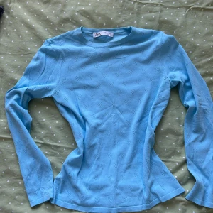 Ljusblå tröja från Zara - Säljer en superfin ljusblå tröja från Zara. Den har ett jättegulligt hjärtmönster och är långärmad, perfekt nu för hösten. Tröjan är i mycket bra skick och passar både till vardags och fest. Skön och stretchig i materialet🩷