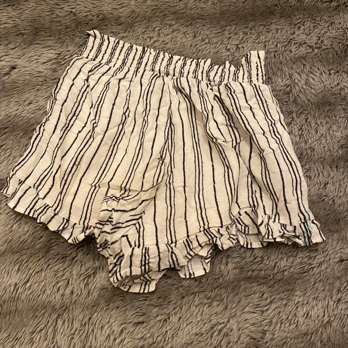 Randiga shorts med volangdetaljer - 90