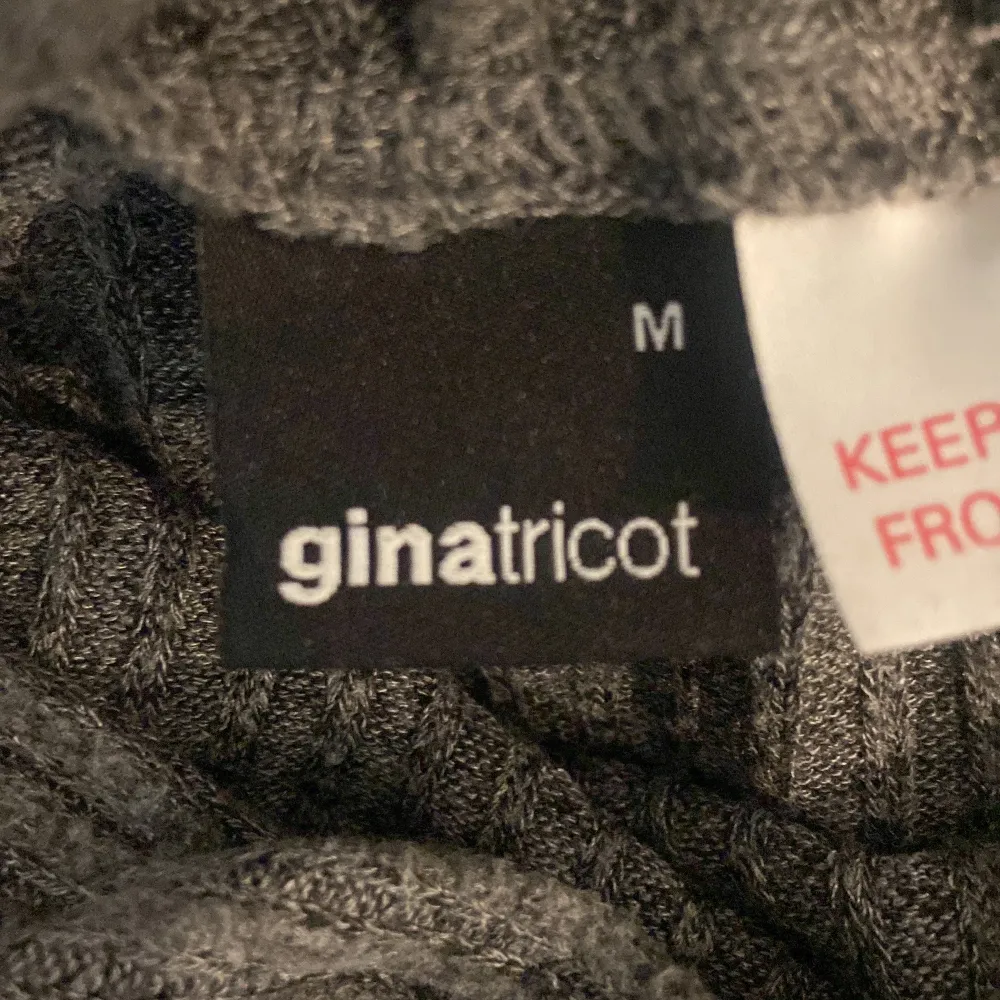 Mysig grå hoodie från Gina Tricot i storlek M. Den är ribbad och har en skön luva med dragsko. Perfekt för kyliga dagar när du vill vara både bekväm och stilren. Passar bra till både jeans och mjukisbyxor. 🩶. Tröjor & Koftor.