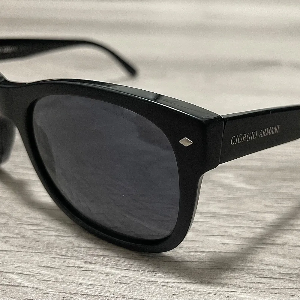 Giorgio Armani Wayfarer Solglasögon  Säljer ett par Giorgio Armani solglasögon i svart färg. Se bild för modell. Armani fodral och duk medföljer.  Fraktas omgående efter betalning väl paketerat med skyddad emballage!. Övrigt.