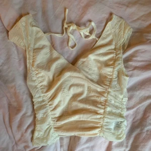 Vit ny topp från Cider - Säljer en oanvänd söt vit topp från Cider i storlek XS. Den har en v-ringad design med korta ärmar och en öppen rygg med knytband. Perfekt för sommardagar eller en festlig kväll. Tyvärr lite för stor för mig, vilket är därför jag aldrig använt den.💜 skriv gärna vid frågor🥰