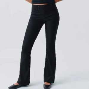 Kostymbyxor  - Säljer dessa supersnygga kostymbyxor från ginatricot. Dem är helt nya  och aldrig använda med prislapp kvar. Säljer då dem inte passade💕Nypris 500