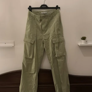 Millitärgröna byxor  - Millitärgröna byxor