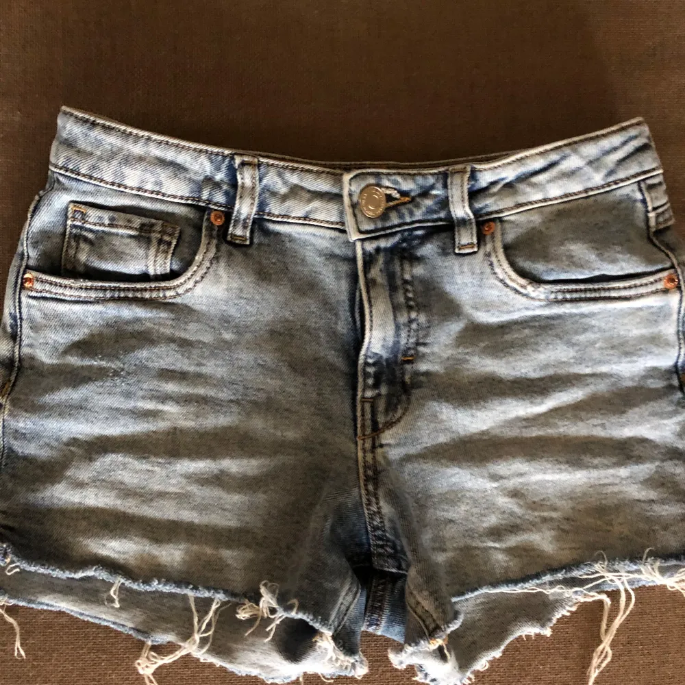 Säljer ett par snygga blå jeansshorts från LAB i mycket bra skick. De är en klassisk femficksdesign och har en cool fransig kant nertill. Perfekta för sommardagar eller festivaler! 🕶️. Shorts.