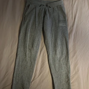 Mörk gråa Peak performance mjukisbyxor.  - Mörk gråa peak performance bxyort med mjukt tyg. 