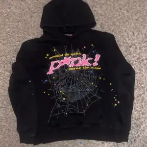 Cool svart hoodie från Spider. Den är gjord av 100% bomull och har en mysig huva. Perfekt för höst och vinter när du vill ha något bekvämt. Passar bra till både jeans och joggers!