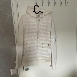 Säljer min moncler cardigan (rep) eftersom den aldrig kommer till användning, jackan är i toppskick och har bara använts ett fåtal gånger. Den har nfc-scan och alla märken är som de riktiga. Köpte för 1900kr, under snabb affär kan jag tänka mig att sänka priset efter diskussion. Har S i vanliga fall och den sitter perfekt. (Har även kvar tagen)