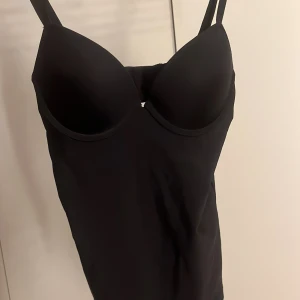 Svart body - Superfin svart body, nyskick, skulle uppskatta storleken till en s-m och kupan b/c🫶🏼