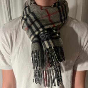 Burberry halsduk - Asnygg burburry halsduk i 100% lambswool || Väldigt varm || Org pris runt 4700kr || Små hål finns (se bilder) || Fråga vid minsta fundering!