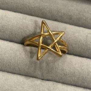 Stjärna ring - Jättefin men aldrig använd. Justerbar!