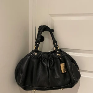 Marc jacobs väska - Jätte fin och trendig marc jacobs väska, skriv om ni har frågor eller vill ha fler bilder! På sista bilden ser man att det har gått upp på själva bandet även på det bredvid.