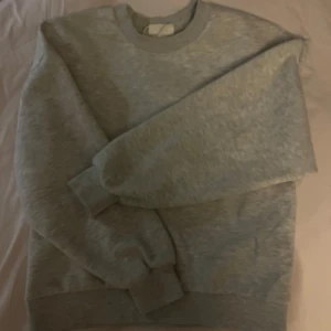 Grå tröja  - Grå sweatshirt från Gina Tricot i storlek xs. Är i jättefint skick! Färgen på de sista två bilderna stämmer mer överens med färgen i verkligheten🩷