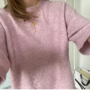 & other stories tröja - Säljer denna extremt snygga tröjan från & other stories i storlek XS tröjan är i bra skick, skulle även kunna byta mot en långärmad stickad tröja! skriv om du har mer frågor❣️kan diskutera priset vid snabbat köp