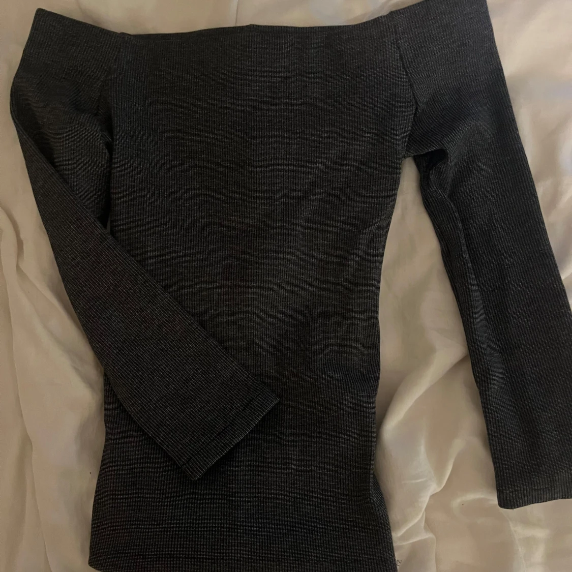 mörk grå offshoulder tröja 