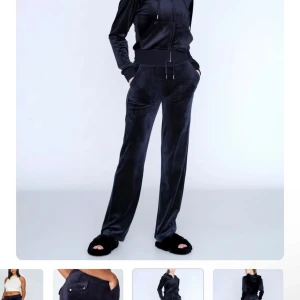 Mörk blåa juicy byxor - Säljer mina jätte fina mörk blåa juicy byxor, i fint skick. De kommer inte längre till användning därför säljer jag de. Pris går att diskutera.