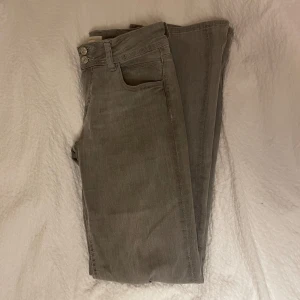 Grå bootcut jeans  - Säljer mina low waist bootcut jeans från Gina tricot young i storlek 164. Byxorna är knappt använda och finns inga defekter på dem. Frakten ingår inte i priset, det är köparen som står för frakten💗 kontakta mig innan du köper💗
