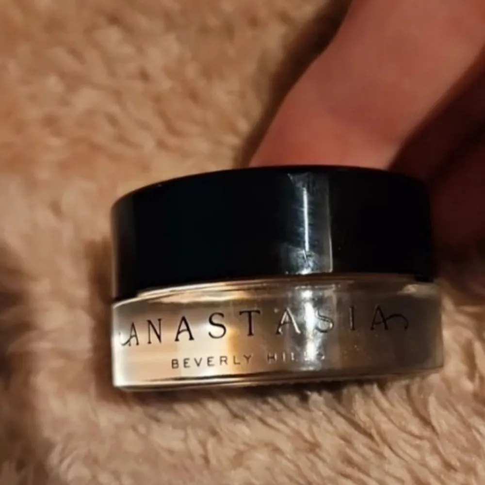 Anastasia Beverly Hills Dipbrow Pomade är en krämig och vattenfast ögonbrynsprodukt som definierar dina ögonbryn och håller dem snyggt formade hela dagen. Högpigmenterad formula som torkar snabbt utan att kladda och ger en naturlig färg och fint resultat. Produkten är 100% vegansk .Använd 1 ggr så I princip ny. Skönhet.