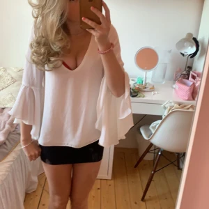 Vit blus med vida ärmar - Säljer en superfin vit blus med v-ringning och vida trekvartsärmar. Den är lite öppen i ryggen, kan skicka bilder privat! Perfekt för både vardag och fest! Den är luftig och bekväm, passar bra till både jeans och kjol.