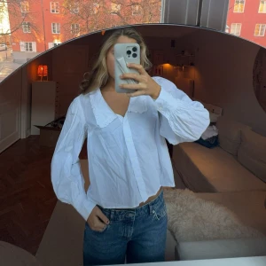 Vit blus - Säljer denna så fina söta blus🤭🤭🥰