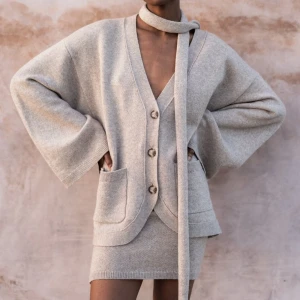 Arakii Lulu button scarf Cardigan, strl M - Använd ett fåtal gånger,  mycket bra skick. Ordinariepris 2800kr