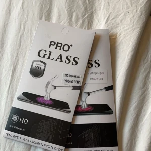 Skärmskydd - Nya skärmskydd till iPhone 11/XR, aldrig använda då jag hann byta mobil. Två stycken i varje packet.