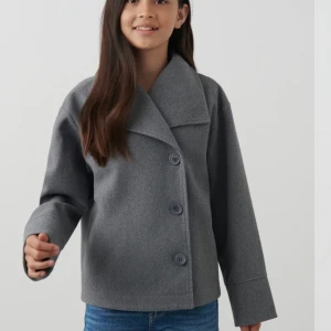 Kapa - Säljer nu denna superfina gråa slutsålda kappan från Gina!❤️ Så så fin och bekväm! Kontakta mig vid intressse och fler bilder💕