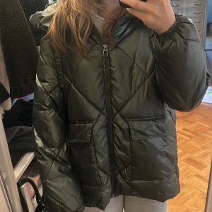 Säljer denna populär jackan i stl 38 (M) perfekt nu till vintern och sjukt snygg! - Mörk grön!! Den är även SLUTSÅLD