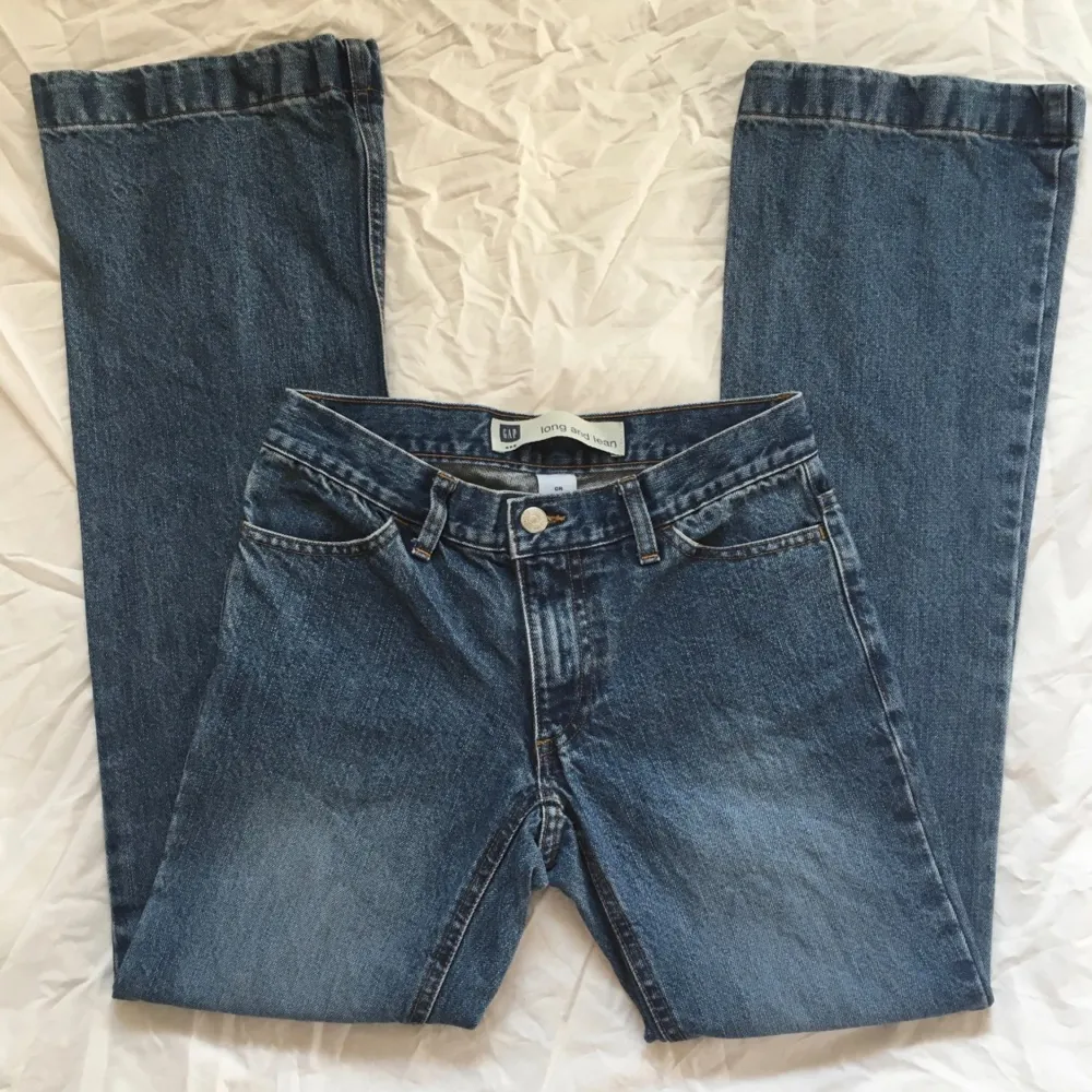 Blåa flare jeans från Gap! 100% bomull, Midjemått 69,5cm Grenhöjd 19cm Innerbenslängd 78,5cm Benslut(rakt över) 22cm Köpta här på plick men tyvärr var de för små🩷 Pris går att diskutera. Jeans & Byxor.