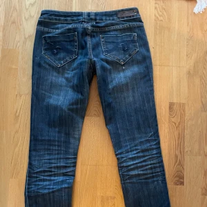 Lågmidjade jeans  - Jag säljer ett par Lågmidjade jeans från märket ”monday”. På lappen står det att storleken är 38 men passformen är xs. Skriv gärna om ni har fler frågor 💗