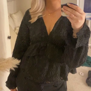 V-ringad volang blus - Säljer denna fina blusen då den inte kommer till användning…  Den är i storlek L men passar mig som vanliga fall är en M💕 säljer även denna i beige!