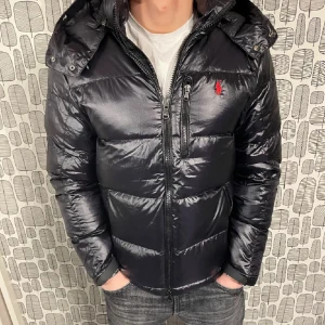 Ralph Lauren glansig dunjacka - Säljer denna jacka i mycket bra skick, enda defekten är ett litet hål på magen sommknappt syns, bild kan visas i dm.