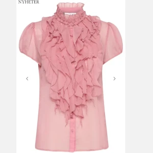 Rosa volangtopp - Säljer denna riktigt söta volangtoppen ifrån Saint tropez💕 sällan använd så riktigt bra skick! Säljer en likadan i ljusblått💕 köpt för 500💗