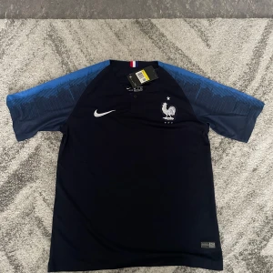 Frankrike 2018 fotbollströja - En helt ny oanvänd Frankrike tröja år 2018. Säljer pga för stor.
