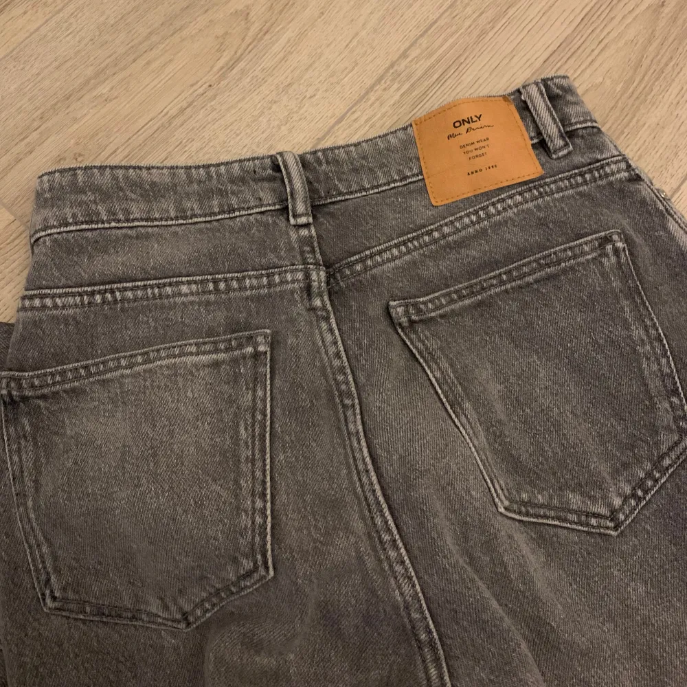 Använda 1 gång, mycket bra skick och mycket sköna, lite oversized. Jeans & Byxor.