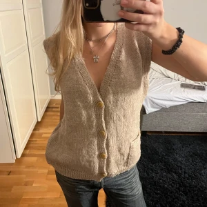 Stickad väst⭐️ - Sååå fin stickad väst med en ficka och coola knappar⭐️