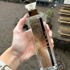 Eu de parfym från Elizabeth Arden - Säljer en nästan oanvänd eu de parfym från Elizabeth Arden 5th Avenue Uptown NYC 125ml. Har bara sprutat några gånger och tycker den luktar så gott men har andra parfymer jag använder just nu. Denna förtjänar bättre! Se doftnoterna på sista bilden 🌟  Originalförpackningen har tyvärr blivit fuktskadat. Doftnoterna på sista bilden! 