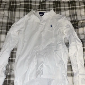 Ralph lauren piké - Släden den här pikén från Ralph lauren. Den är näst intill ny och inga tecken på användning. Säljer för ett bra pris för att den inte används längre och pris är inte hugget i sten. Tar gärna byten! Ny pris 1300;-