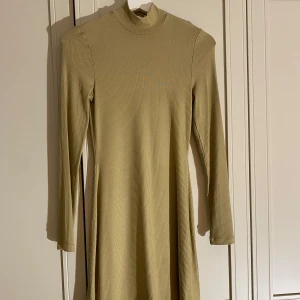 Beige ribbad klänning från & Other Stories storlek 32 - Säljer en superfin beige ribbad klänning från & Other Stories i storlek 32. Klänningen har långa ärmar och en hög krage, perfekt för höst och vinter. Den är i mycket bra skick och passar både till vardags och festligare tillfällen. Skön och stilren design, i knälång modell.