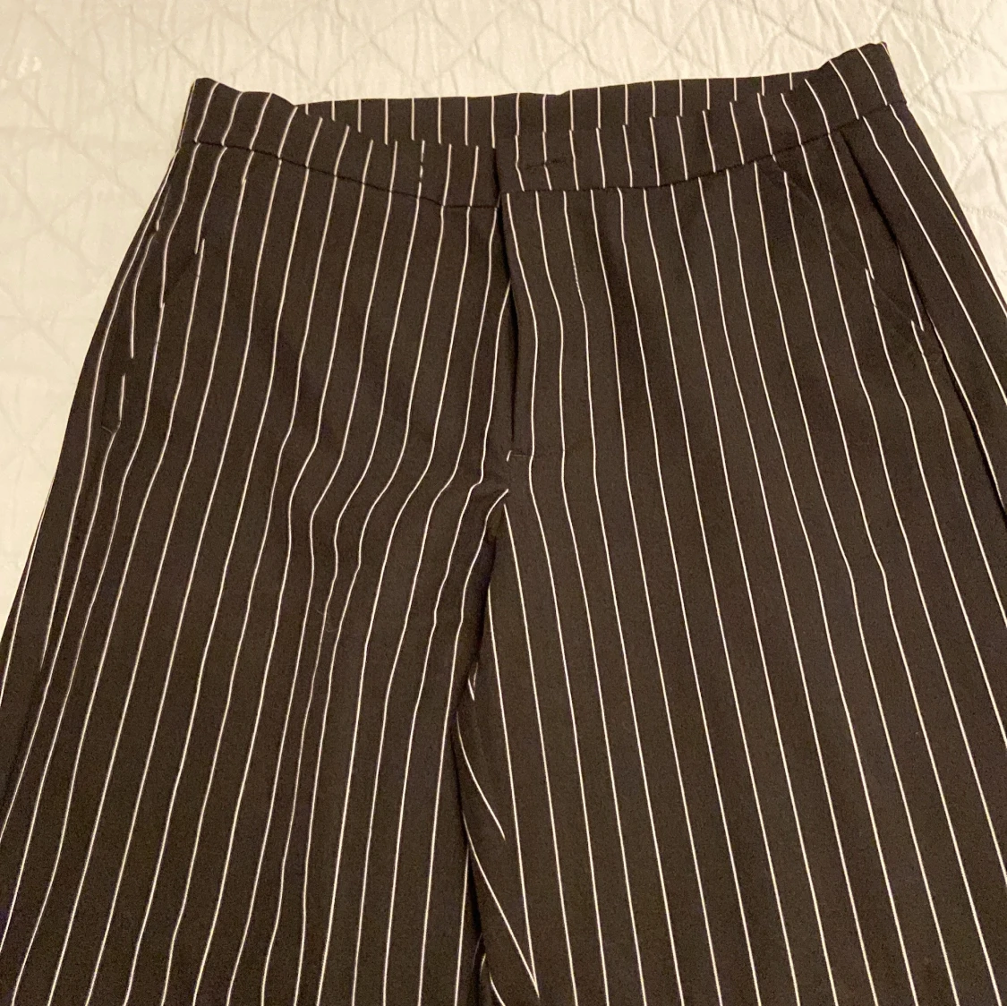 Svart- och vitrandiga byxor från Kappahl - 90