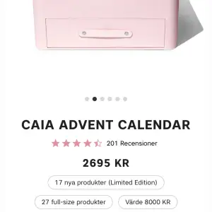 Upptäck CAIA's lyxiga adventskalender med 24 full-size produkter, inklusive 17 nya limited edition. Perfekt för skönhetsälskare som vill överraska sig själva varje dag fram till jul. Värde 8000 kr. En rosa box med en stilren design. Slutsåld