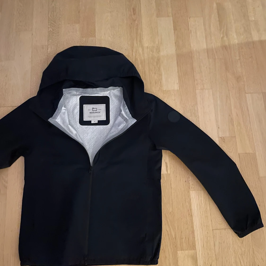 Marinblå regnjacka från Woolrich