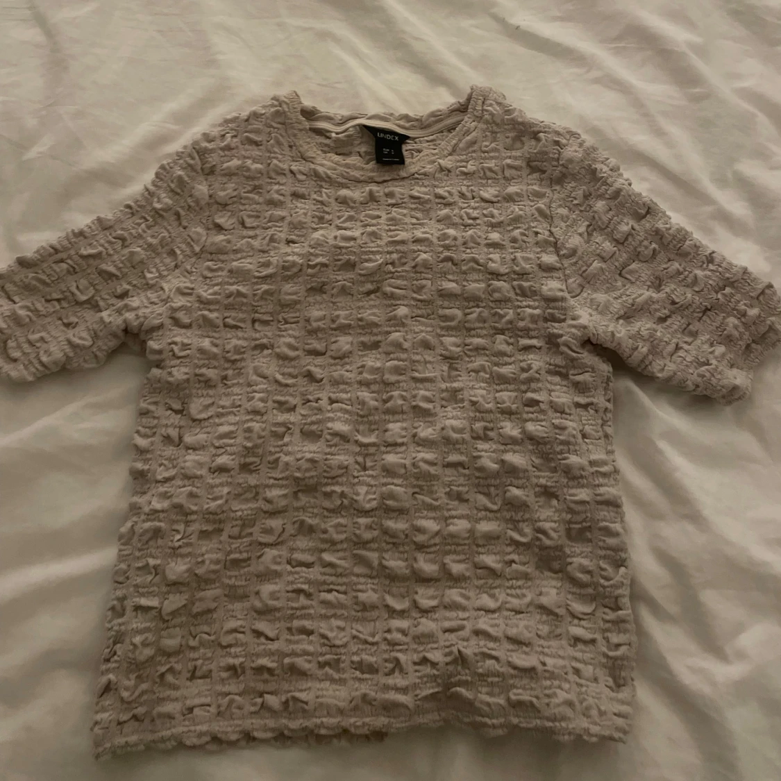 Beige kortärmad topp från Lindex  - 43