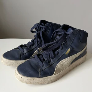 Puma sneakers - Jättefina Pumasneakers i gott skick. Hela, inga skador. Står att de är storlek 39, men jag skulle säga att de passar snarare en fot som har storlek 38.