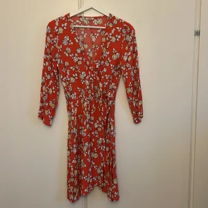 Röd blommig klänning från MbyM - Modellen Janette från mbyM i 100% viskos. Superfin somrig klänning med fin passform. Nypris 950kr