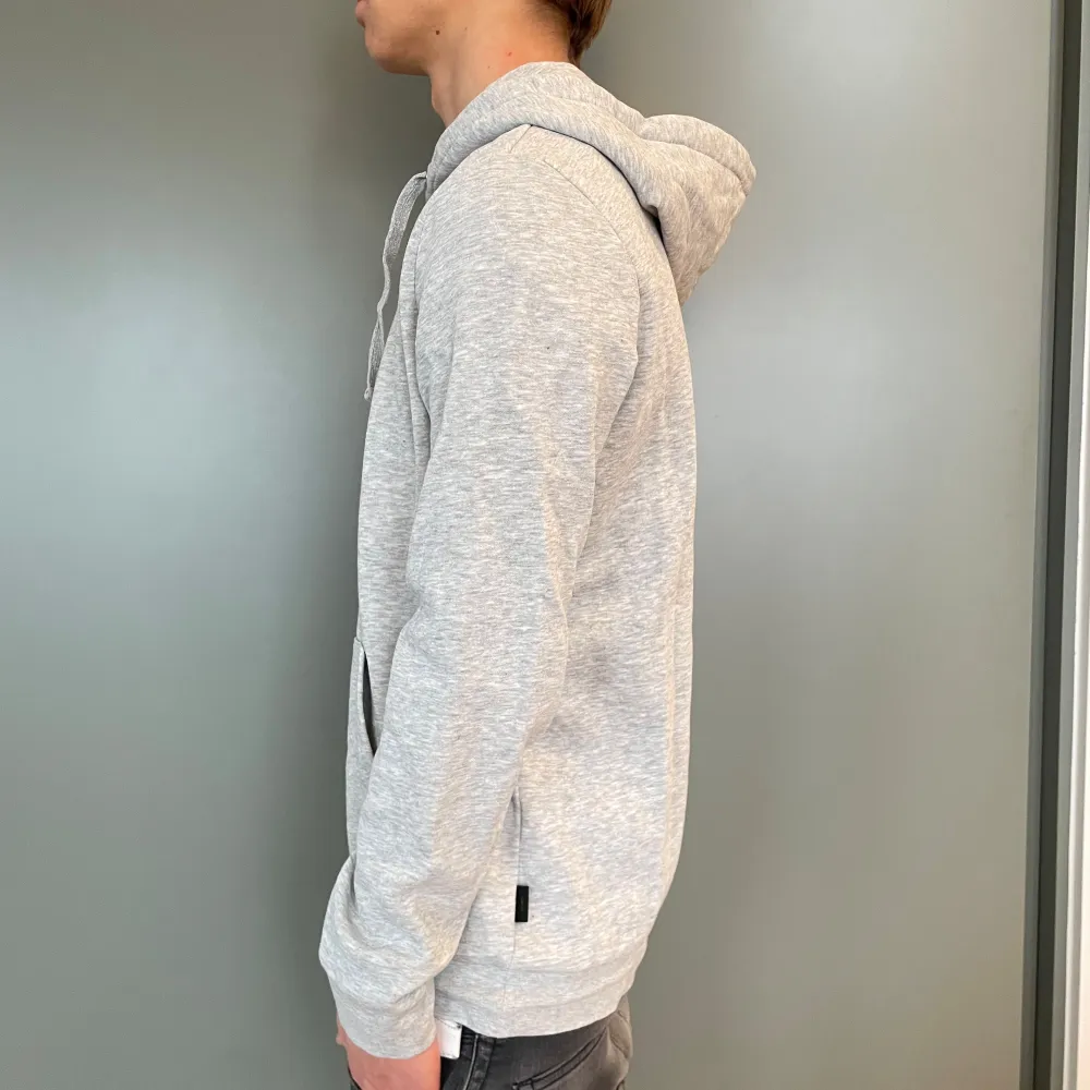 Grå pier one hoodie! | Strl: M | Skick: 9/10 | Extremt stilren o skön, för ytterligare frågor är det bara att skriva 🌴. Hoodies.