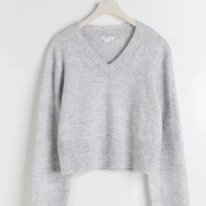 V stickad tröja  - V stickad tröja från Gina Tricot🤗Hela tröjan är nopprig, tog bild men man ser inte så bra. Själva tröjan är liten i storlek men armarna är långa, fast man kan vika upp dom. Storlek 146/152💜eller xxs/xs. 