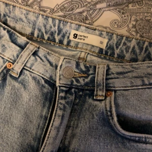Blåa Jeans - Blåa jeans från Gina Tricot i storlek 32, köpte för 499 kr💞