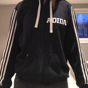 Adidas zip-up - Cool hoodie från Adidas i bra skick. Storlek L men jag skulle säga M
